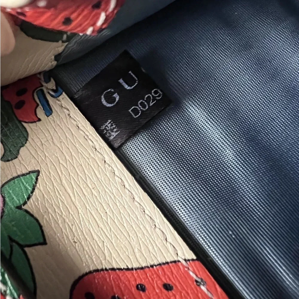 SOLDโค๏ธ ๐GUCCI Strawberry Print Zumi Leather Mini Shoulder Bag Cream & Red - Picture 11 of 11